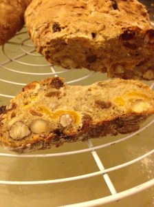 Pain_complet_fruits_secs_tranche