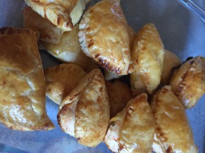 Minis chaussons au saumon et saint moret