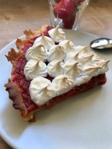 Tarte à la fraise et rhubarbe meringuée